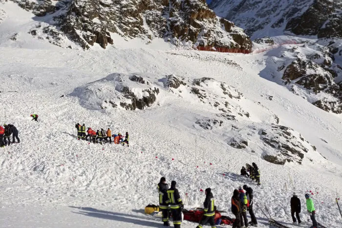 Die Menschen seien auf einer Piste im Schnalstal westlich von Meran unterwegs gewesen, als sich die Lawine gegen Samstagmittag auf einer Höhe von etwa 3.000 Metern löste und in ein Skigebiet raste.