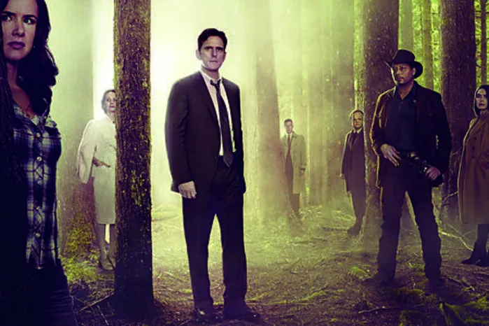 Die Mysterie-Serie „Wayward Pines“ feiert ihre Free-TV-Premiere. Geheimagent Ethan Burke (Matt Dillon) stellt nach der Ankunft im gleichnamigen Kleinstädtchen in Idaho fest, dass hier das „Twin Peaks“-Motto voll zum Tragen kommt: „Nichts ist so, wie es scheint.“ Zwei verschwundene Kollegen, eine mehr als gruselige Krankenschwester und auch sonst stößt Burke nur auf eine Mauer des Schweigens. ZDFNeo, ab 31. Jänner.