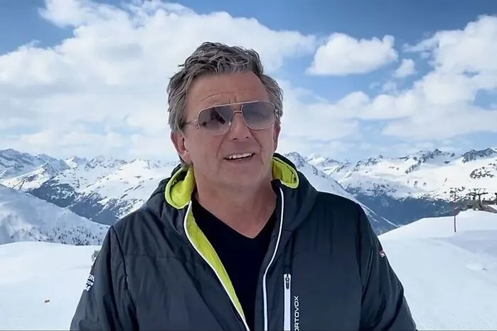 Im März war Hans Sigl alias Doktor Martin Gruber im Defereggental unterwegs. Für die beliebte „Bergdoktor“-Serie fanden Dreharbeiten in Osttirol statt. Hans Sigl war begeistert von der tief verschneiten Winterlandschaft und verneigte sich zu seinem Abschied regelrecht vor der Region: „Super bei euch. Das ist große Klasse.“Das Winterspecial „Kalte Stille“ wird am Mittwoch, 12. Jänner auf ORF2 ausgestrahlt und läutet den Beginn der 15. Staffel der Erfolgsserie ein.
