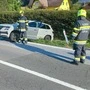 Durch die Wucht der Kollision wurde ein Fahrzeug in eine angrenzende Hecke geschleudert
