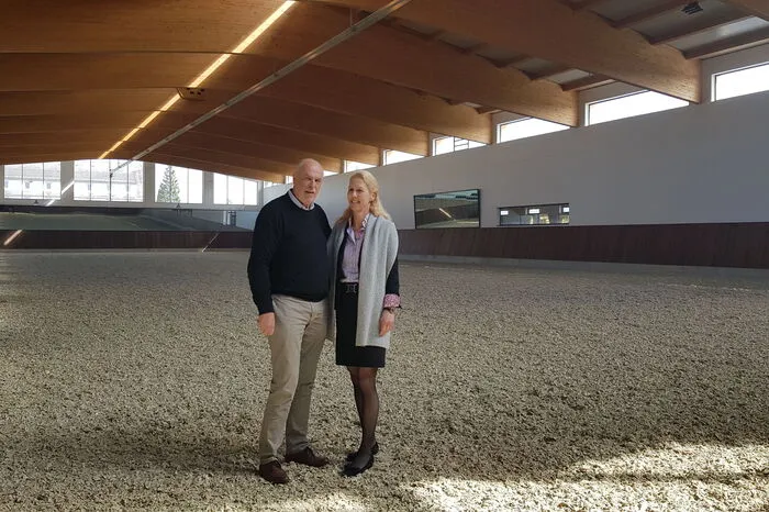 Die Reitsportakademie-Besitzer in der modernen Veranstaltungshalle mit patentierter Bandentechnik und vollautomatisierter Bewässerungsanlage