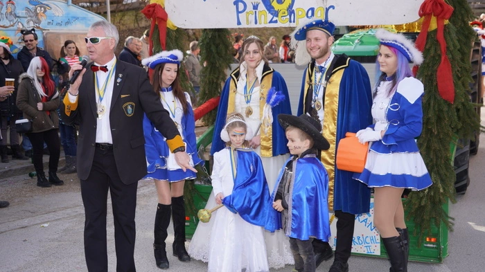 Moderator Heinz Zaiser begrüßt das Baldramsdorfer Prinzenpaar: Prinzessin Anna I. vom Wieserbichl  und Prinz Michael I. vom Jaga-Rahn. 