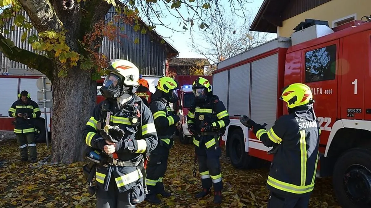 Zehn Feuerwehren rückten an. Gelöscht wurde das Feuer von den Elektrikern, die den Kabelbrand verursacht hatten. 