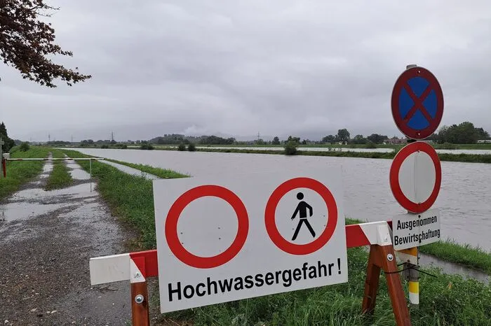 Wegen der starken Regenfälle führt der Alpenrhein in Vorarlberg derzeit Hochwasser. Teilweise überschwemmte der Rhein in der Nacht zwischen Lustenau und der Mündung in den Bodensee seine Vorländer.
