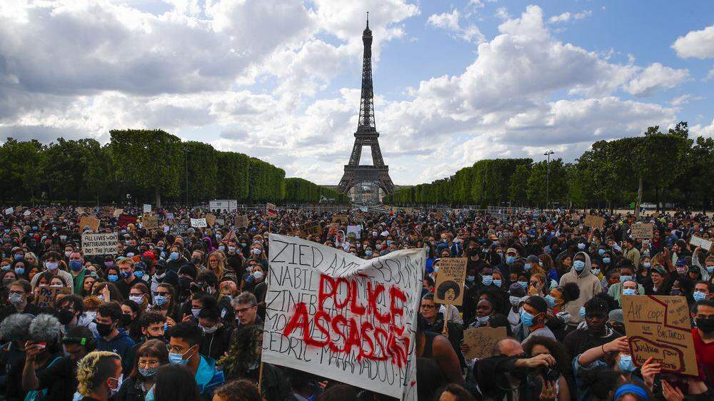 Protest gegen die Polizeigewalt vor dem Eiffelturm in Paris 