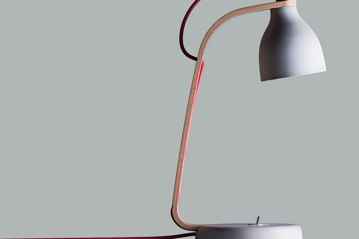 ECHT HEAVY. Die Tischleuchte „Heavy Desk Light“, die von Benjamin Hubert für Decode London designt wurde, ist nicht nur standfest, sondern erhellt Ihre Wohnung auch mit Stil.Gesehen auf www.betoniu.de