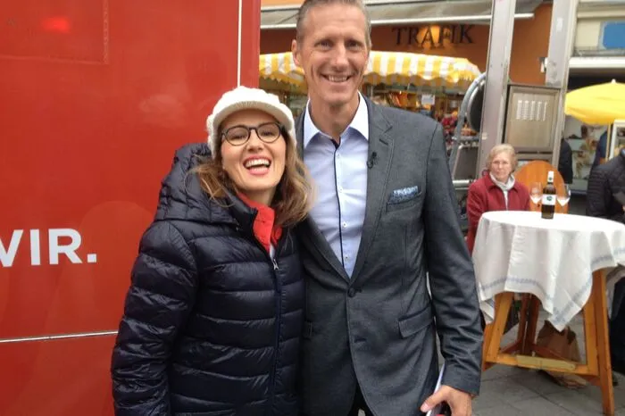 Betty O. (im Bild mit Moderator Oliver Zeisberger) durfte am Hauptplatz ein Ständchen darbringen - den Zuhörern hat es merklich gefallen.