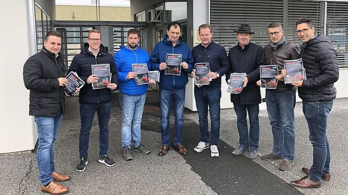 Die oststeirische FP-Delegation vor den Secop-Werk in Fürstenfeld