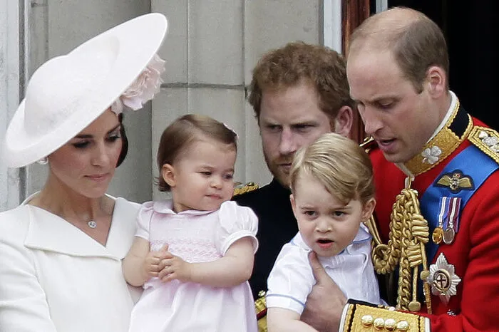 Herzogin Kate mit Prinzessin Charlotte und Prinz William mit dem kleinen George bei der "Trooping The Colour"-Parade im Buckingham-Palast...