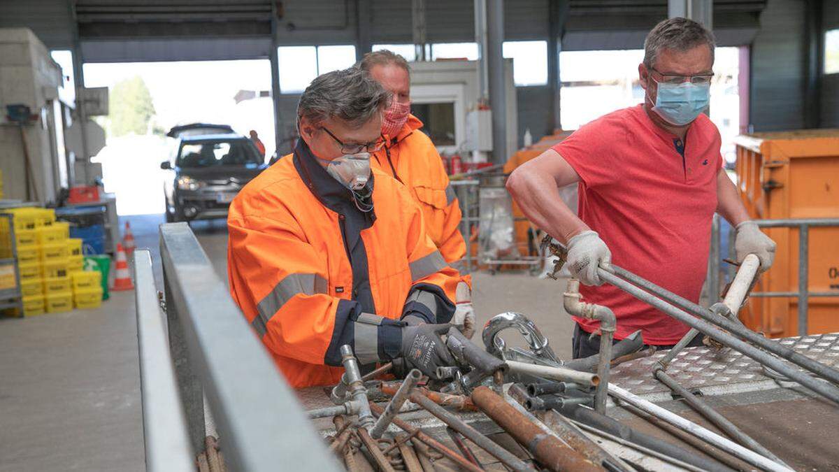 Abstände und Maskenpflicht werden im Altstoffsammelzentrum Nord streng eingehalten im 