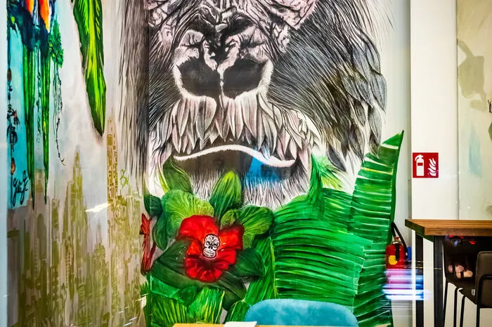 ... – einen drei Meter hoher Gorilla.