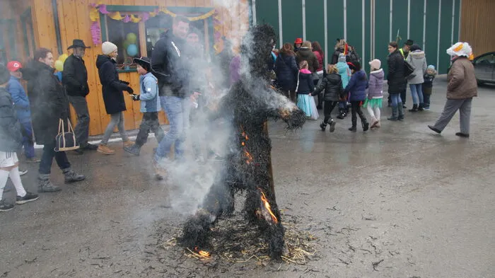 Nach alter Überlieferung wurde im Ortsteil Geistthal (Gemeinde Geistthal-Södingberg) der Fasching in Form einer Strohpuppe verbrannt. Danach feierten Jung und Alt in ihren bunten Kostümen in der Halle für alle weiter.