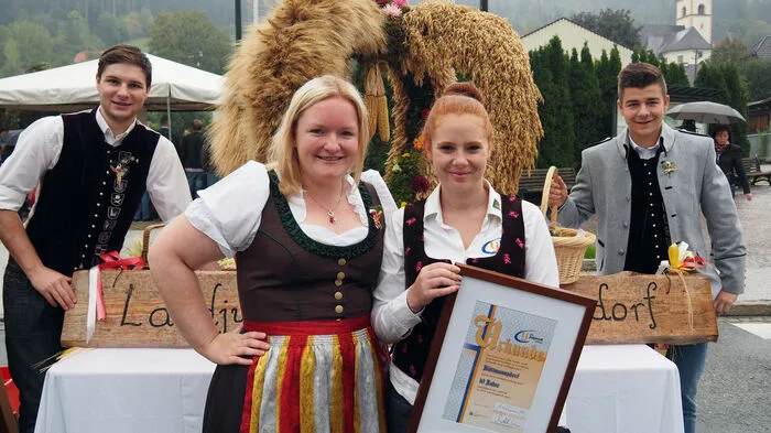 In Köttmannsdorf feierte am Sonntag die Landjugend das zehnjährige Bestehen seit der Neugründung vor der Erntekrone mit einem Erntedankfest. . .