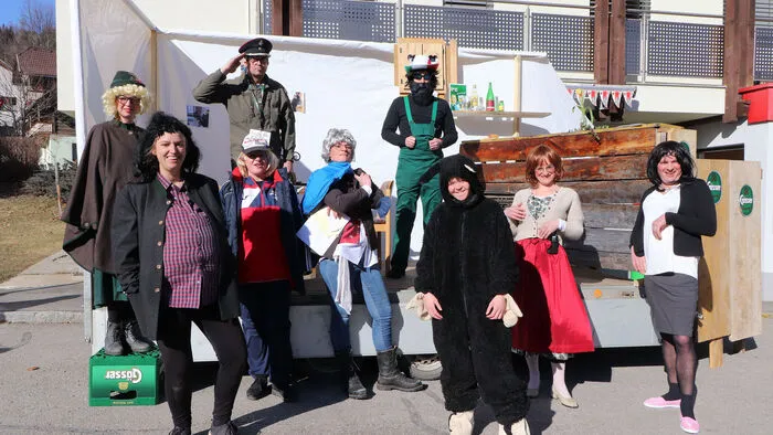 Die Sirnitzer Faschingsnarren von Links: Stefanie Fritzer, Barbara Zauchner, Elfriede Gwenger, Werner Puggl, Karin Pechmann, Stefan Unterweger (Tontechnik), Viktoria Gwenger, Marlies Huber und Herbert Gwenger.  