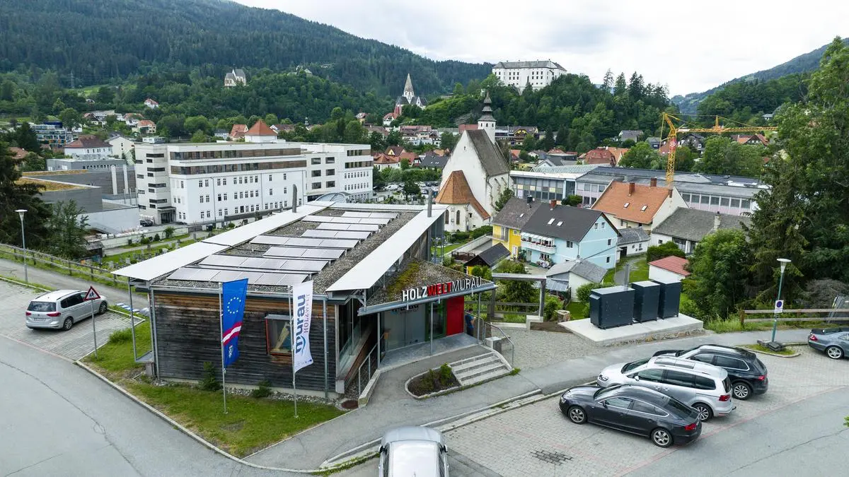 Beim Büro der "Holzwelt" in Murau wird seit Kurzem Strom mittels einer Wasserstofftechnologie gespeichert - das erste Projekt der Energiegenossenschaft