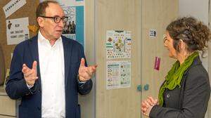 Sozialminister Johannes Rauch im Gespräch mit EqualiZ-Geschäftsführerin Christine Erlach