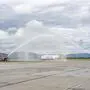 Das Bild zeigt ein Flugzeug der Pegasus am Flughafen Graz unter Wasserfontänen der Feuerwehr | Das Flugzeug der Pegasus wurde am Dienstag von der Flughafenfeuerwehr begrüßt