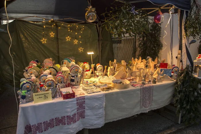 An die 50 Aussteller, von Handwerk bis Kunsthandwerk und Gastronomie, laden zu enem Bummel in vorweihnachtlicher Stimmung ein