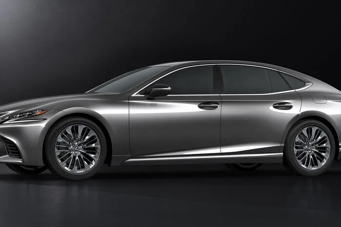 Zugleich stellt die GA-L Plattform die verwindungssteifste Lexus-Karosserie aller Zeiten dar und bildet damit die Basis für Handling, maximalen Fahrkomfort und ein geräuscharmes Fahrerlebnis.