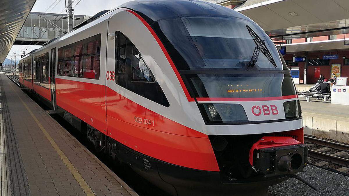 Am Bahnhof Klagenfurt lief eine Diesellok eine halbe Stunde am Stand. Das sei manchmal aus betriebstechnischen Gründen nicht anders möglich, erklären die ÖBB. Umweltschutz nehme man sehr ernst