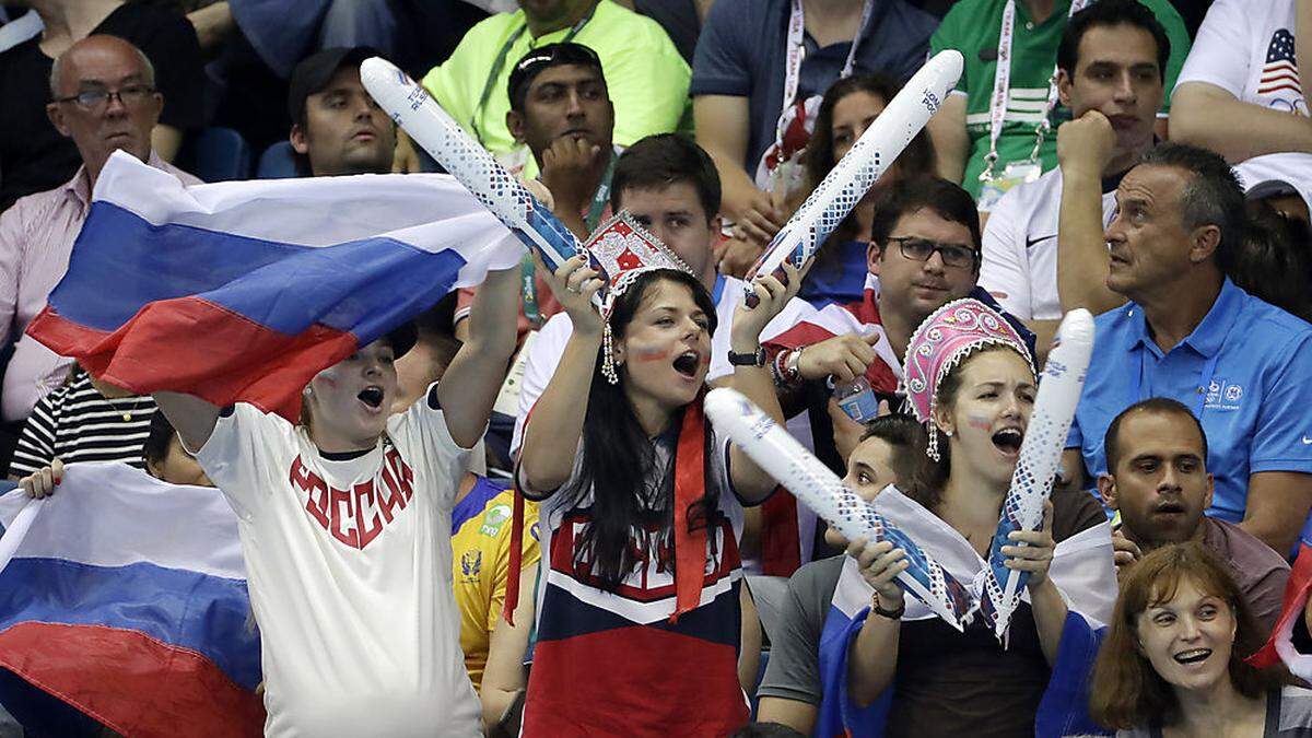 Russische Fans feiern im Schwimmstadion in Rio de Janeiro