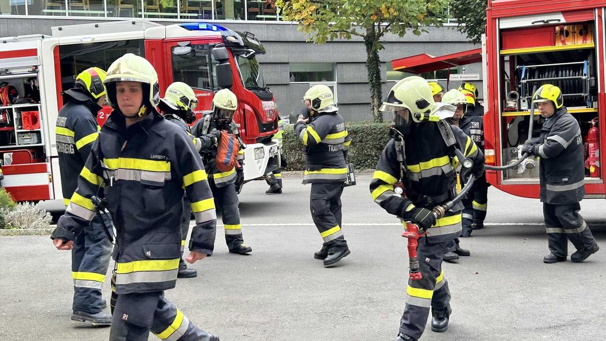 Beim Übungseinsatz in Bad Gleichenberg mussten die Feuerwehrkräfte drei Vermisste finden und aus dem Gebäude transportieren