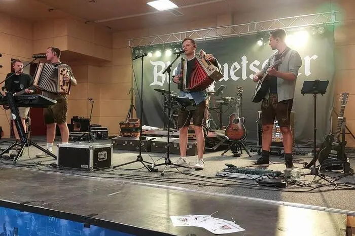Für die musikalische Begleitung durch den Abend sorgten die „Blechquetscher“.
