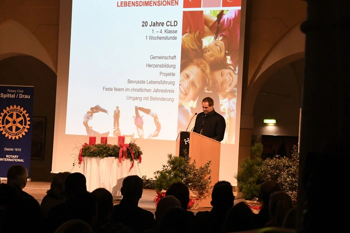Als „Eckpfeiler unseres Schulprofils“ bezeichnete Direktor Norbert Santner den Schwerpunkt CLD – Christliche Lebensdimensionen im Bundesrealgymnasium (BRG) Spittal. Vor 20 Jahren wurde diese „Lebensbegleitung“ mit einer zusätzlichen Wochenstunde im Lehrplan ins Leben gerufen. Initiator waren der damalige Direktor Herwig Gräbner sowie die Professoren Brigitte Poppernitsch und Alois Kickmayer.