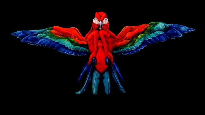 Körper und Farben verschmelzen beim Bodypainting