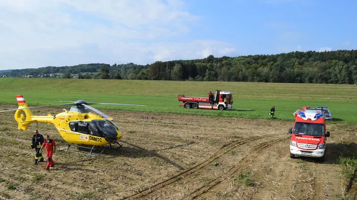 Laut ersten Erkenntnissen ist das Ultraleichtflugzeug auf dem Segelflugplatz in Pinkafeld gleich nach dem Start Sonntagvormittag kurz vor 10 Uhr auf ein angrenzendes Feld gestürzt. Die Unfallursache konnte bis jetzt noch nicht geklärt werden. Einziger Zeuge des Unglücks ist Infrastrukturminister Norbert Hofer. Er war zum Zeitpunkt des Unglücks am Flugplatz.