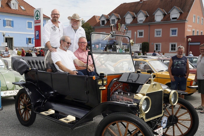 freute sich Organisator Rudolf Nuster mit Präsident Herbert Schinnerl...
