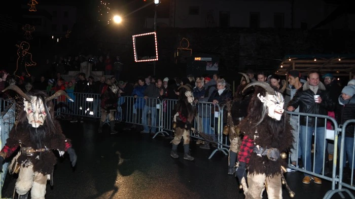 In der Gemeinde Techelsberg liefen am Samstag der Nikolo und die Krampusse durch die Ortschaft St. Martin.