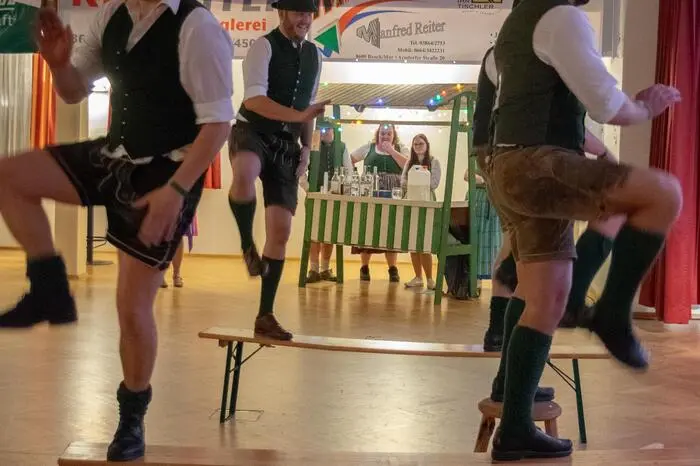 Mit Schwung wurde zu den musikalischen Klängen der ,,Anbradler‘‘ getanzt, gelacht, gefeiert und die Ballnacht genossen.