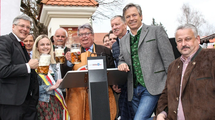 Traditionell erfolgte auch der Bieranstich