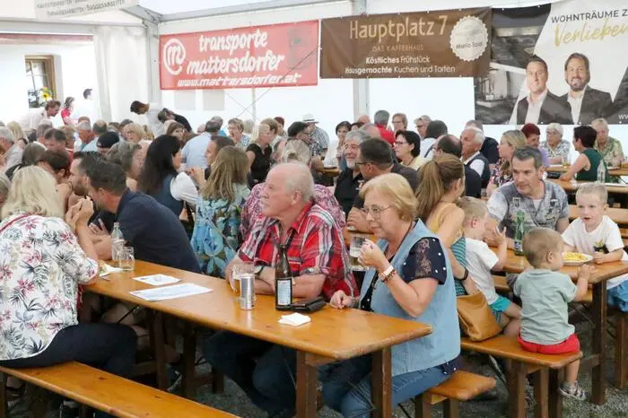  Während am frühen Abend beim Dämmerschoppen die „reifere Jugend“ anzutreffen war, ging zu später Stunde so richtig die Post ab. 