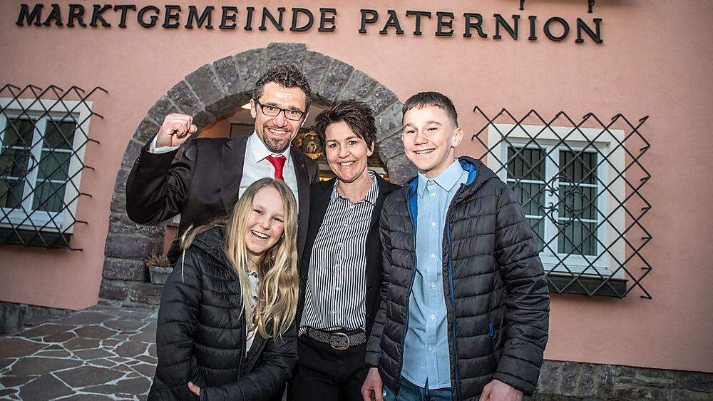 Wahlsieger Manuel Müller mit Gattin Angela, Tochter Nelly und Sohn Elias