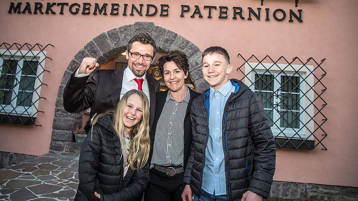 Wahlsieger Manuel Müller mit Gattin Angela, Tochter Nelly und Sohn Elias