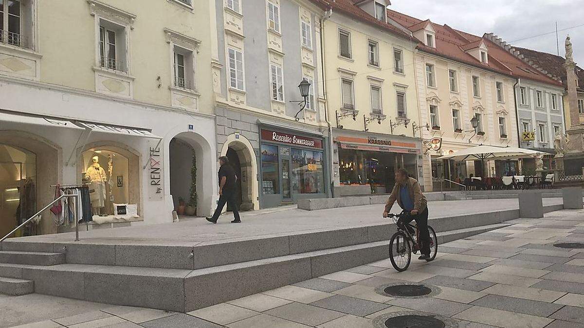 Einige Passanten haben die Stufen am Ende der neuen Plateaus am Hohen Platz in Wolfsberg übersehen und sind gestürzt