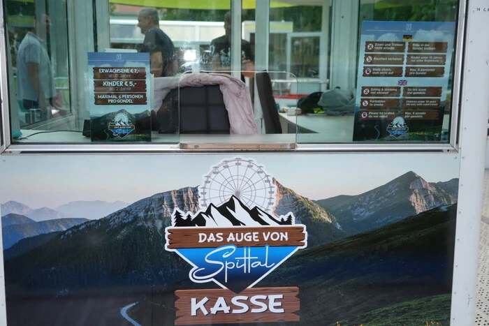 Die Preise sind kulant für zwei Runden mit eindrucksvollen Ausblicken über die Dächer der Stadt. Gefahren wird von 10 bis 20 Uhr. 24 Kabinen zu je 6 Sitzplätze stehen zur Verfügung.