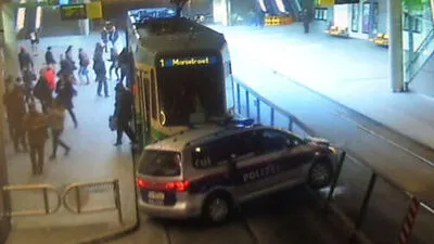 Der Mann fuhr beim Bahnhof in die nur für Straßenbahnen gedachte Unterführung ein