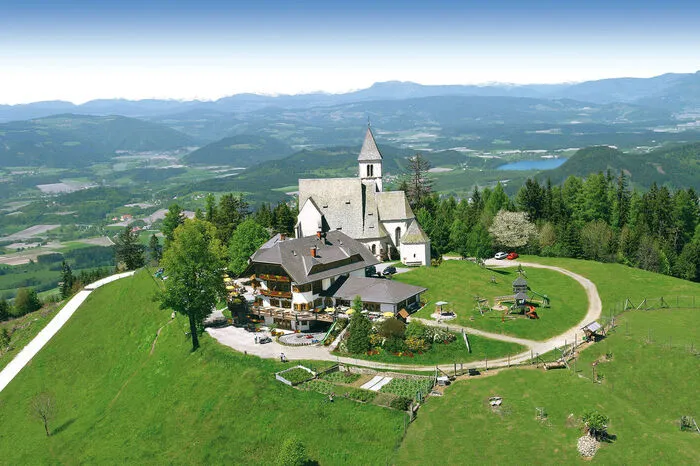 Das Gipfelhaus am Magdalensberg ist schon zu einem kleinen Wahrzeichen der Region geworden. Betrieben wird es von Familie Skorianz, ganzjährig gibt es Köstlichkeiten aus der Kärntner Küche. Zur Abstimmung geht es hier