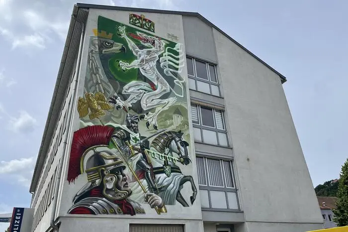 Polizeigebäude. Künstler Nychos aus Hartberg