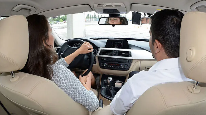 Fahranfänger und ihre Fahrlehrer sind immer öfter Beschimpfungen anderer Autofahrer ausgesetzt