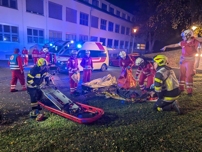 Bei einem Szenario übten Rotes Kreuz, die Feuerwehren Eibiswald und Hörmsdorf sowie die Polizei Eibiswald gemeinsam die Evakuierung des Lehrlingshauses Eibiswald