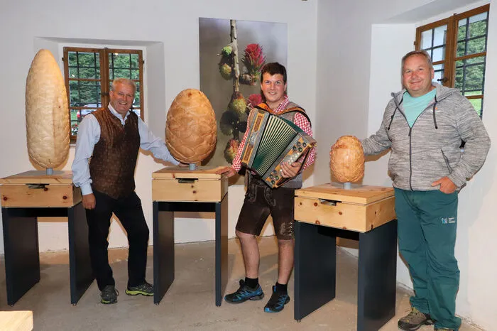 Am Foto von Links: Dietmar Rossmann (Leitung Biosphärenpark Nockberge), Simon Mayer und Heinz Mayer (UNESCO Verbindungsperson).