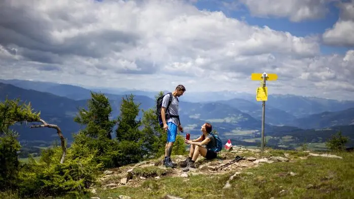 Ein Pärchen macht Rast bei einer Bergwanderung
