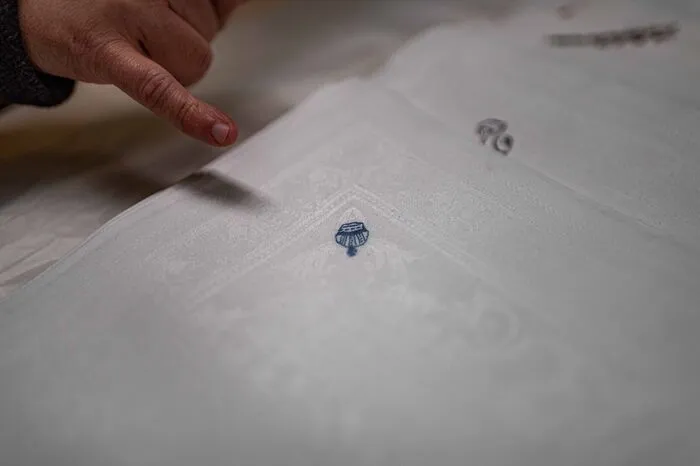 Die blaue Krone ist ein Zeichen dafür, dass dieses Tuch bereits aus der Kaiserzeit stammt.