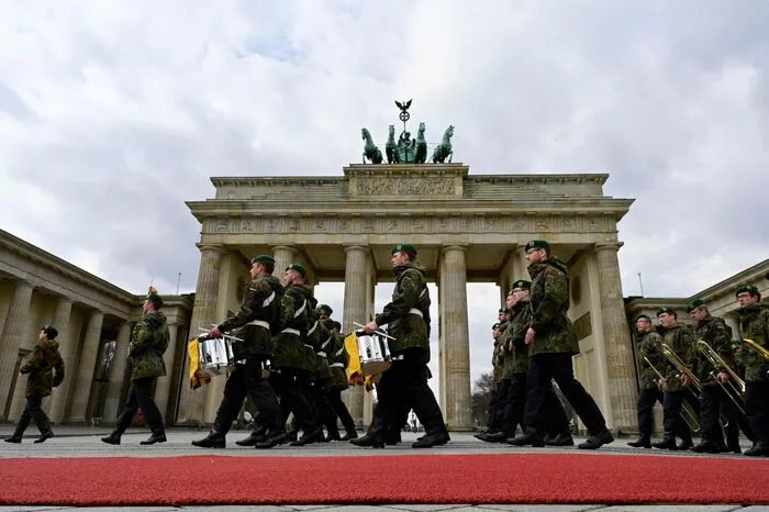 Der Bereich rund um das Luxushotel Adlon am Brandenburger Tor, wo das Königspaar wohnt, wurde von der Polizei großräumig abgesperrt. Sperrungen mit Gittern gab es auch im weiteren Regierungsviertel, wo Charles im Schloss Bellevue sowie im Bundeskanzleramt und im Bundestag empfangen wird.