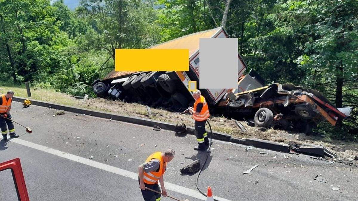 Durch die Wucht des Aufpralls landete sogar der schwere Lkw im Graben