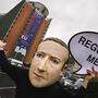 &quot;Reguliert mich!&quot; forderte ein Aktivist in Mark-Zuckerberg-Maske am Dienstag vor der Europäischen Kommission